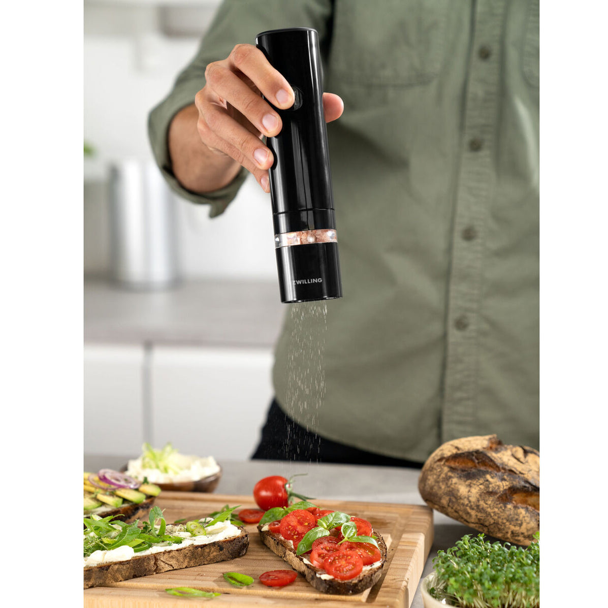 ZWILLING Enfinigy Rechargeable Electric Salt/Pepper Mill in Black — Las